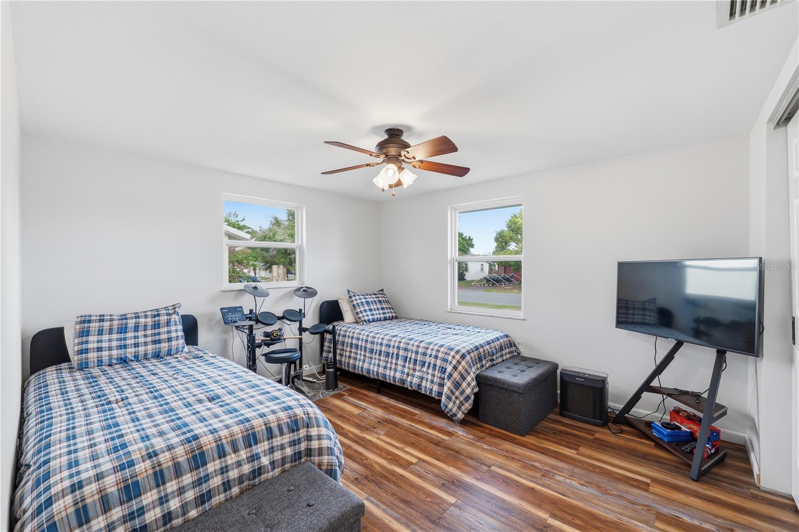 Listing photo id 3 for 39502 9th Avenue