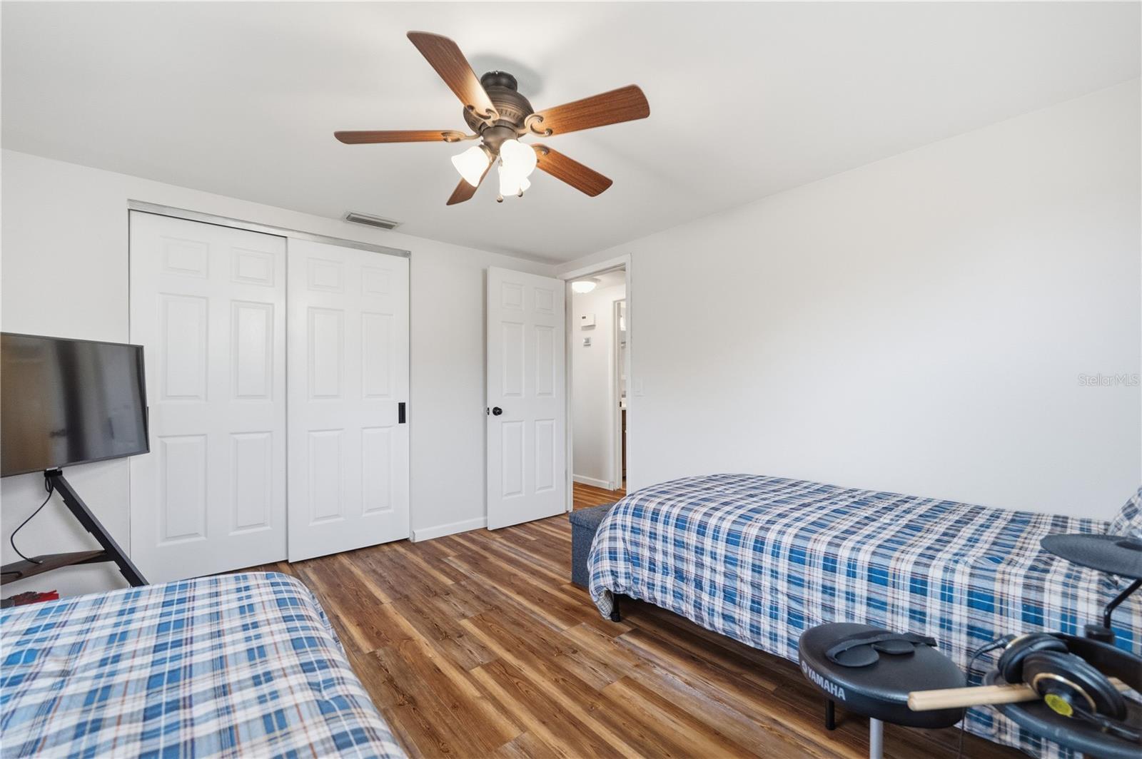 Listing photo id 4 for 39502 9th Avenue