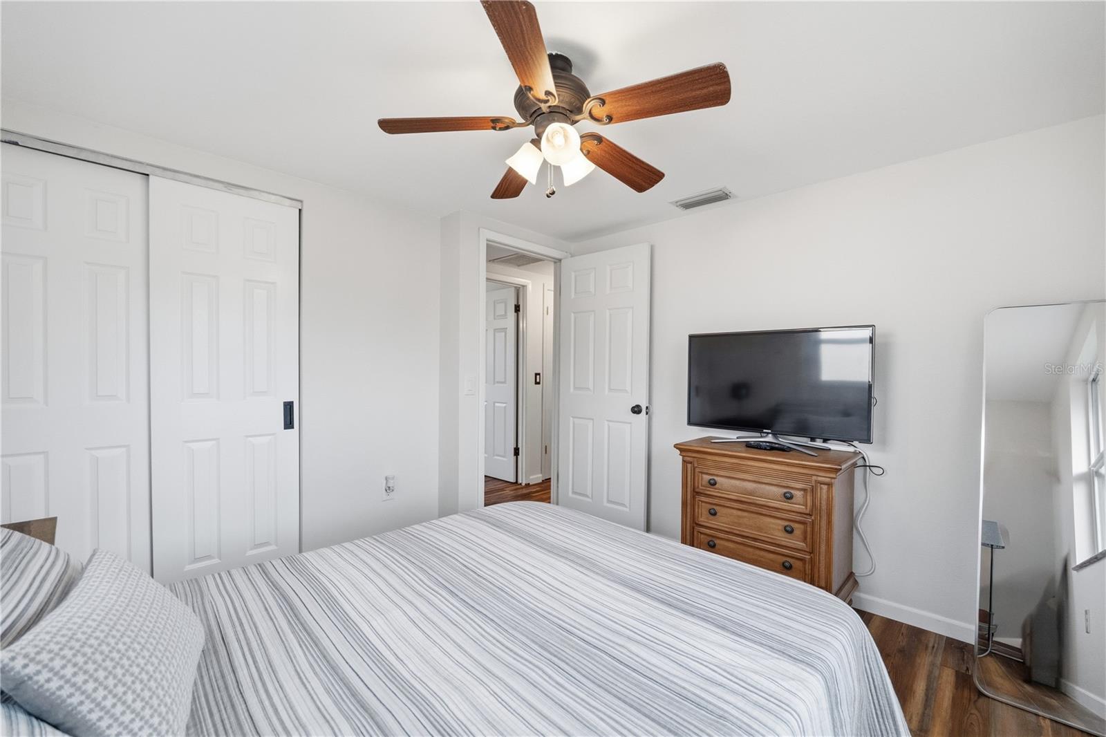 Listing photo id 6 for 39502 9th Avenue