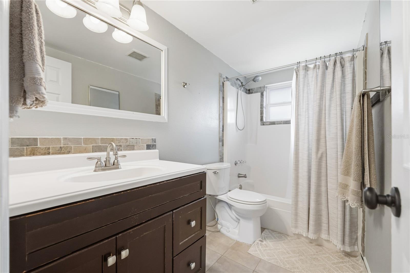 Listing photo id 7 for 39502 9th Avenue