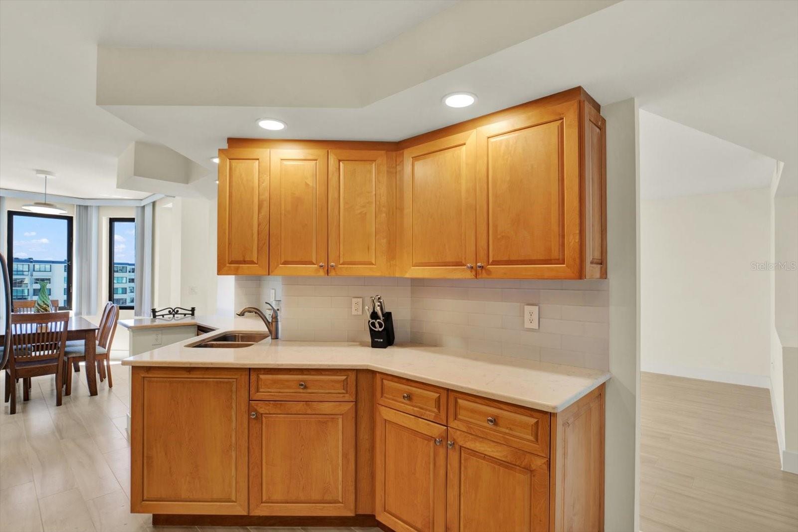 Image 10 of 27 For 670 Island Way 1006