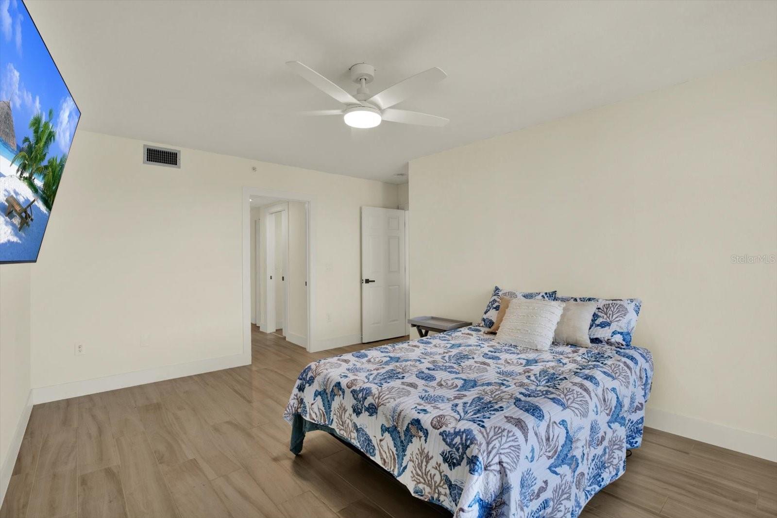 Image 13 of 27 For 670 Island Way 1006