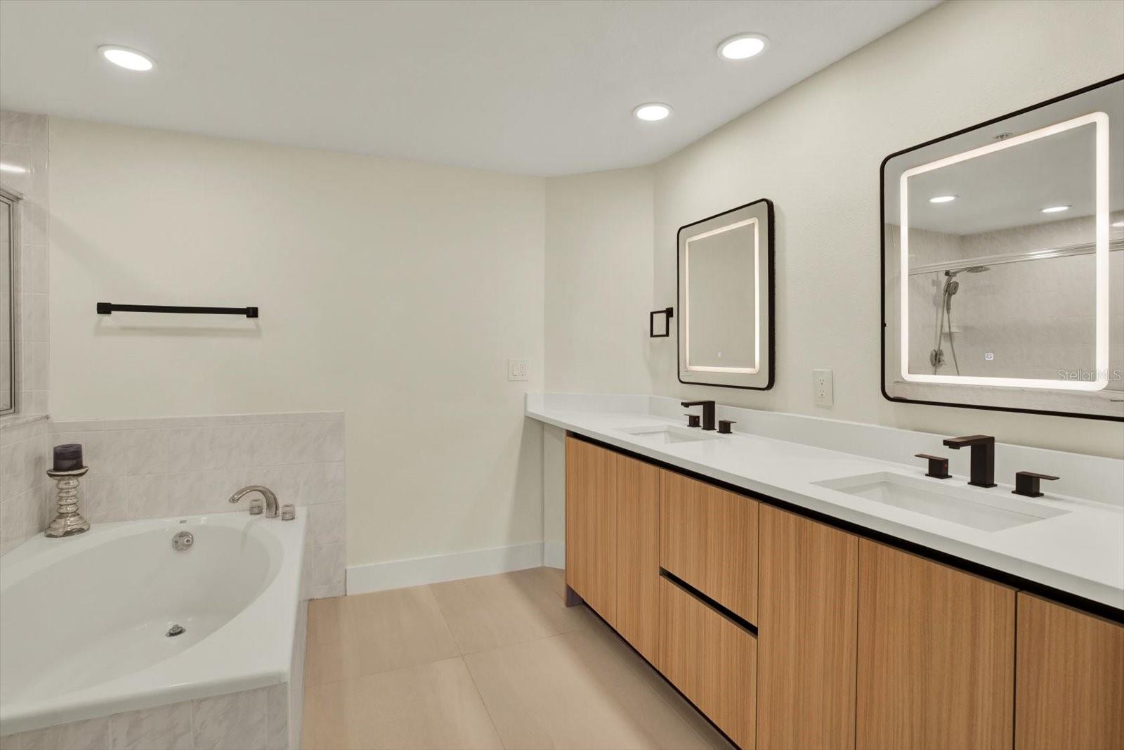 Image 14 of 27 For 670 Island Way 1006