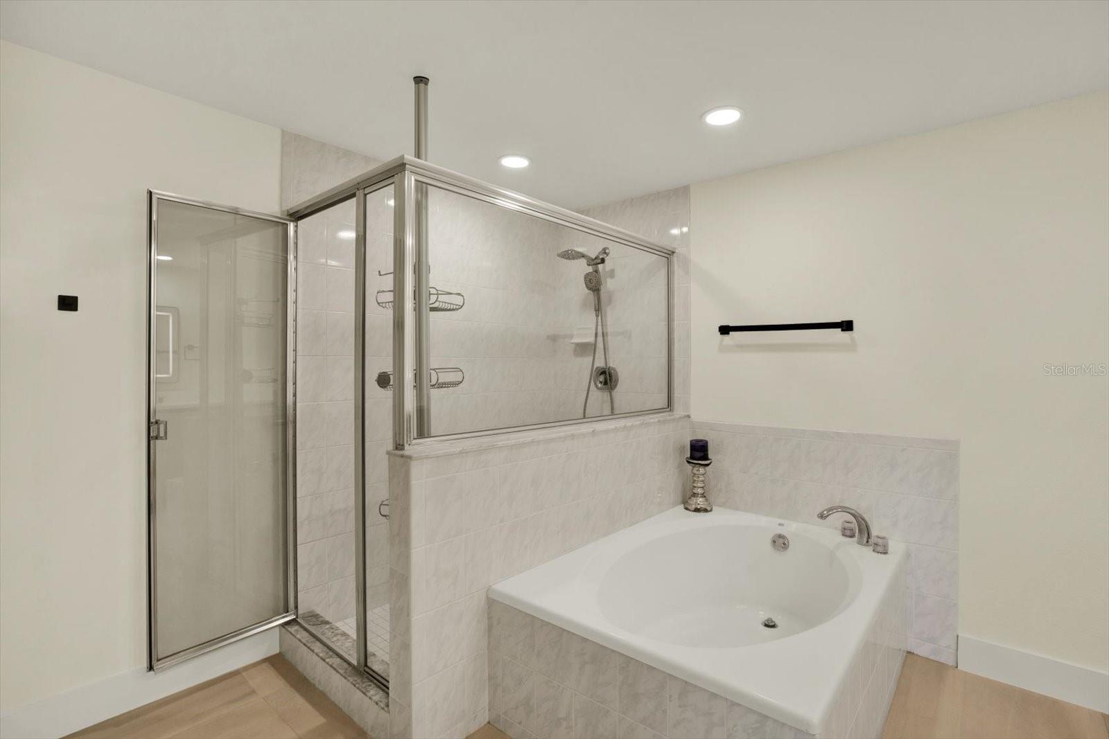 Image 15 of 27 For 670 Island Way 1006