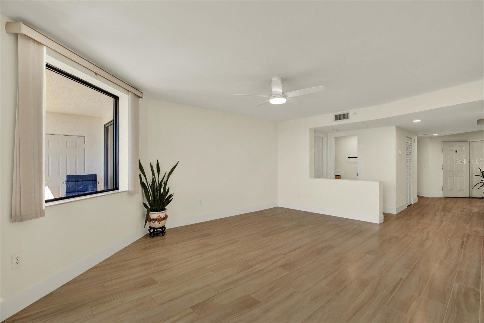 Image 8 of 27 For 670 Island Way 1006