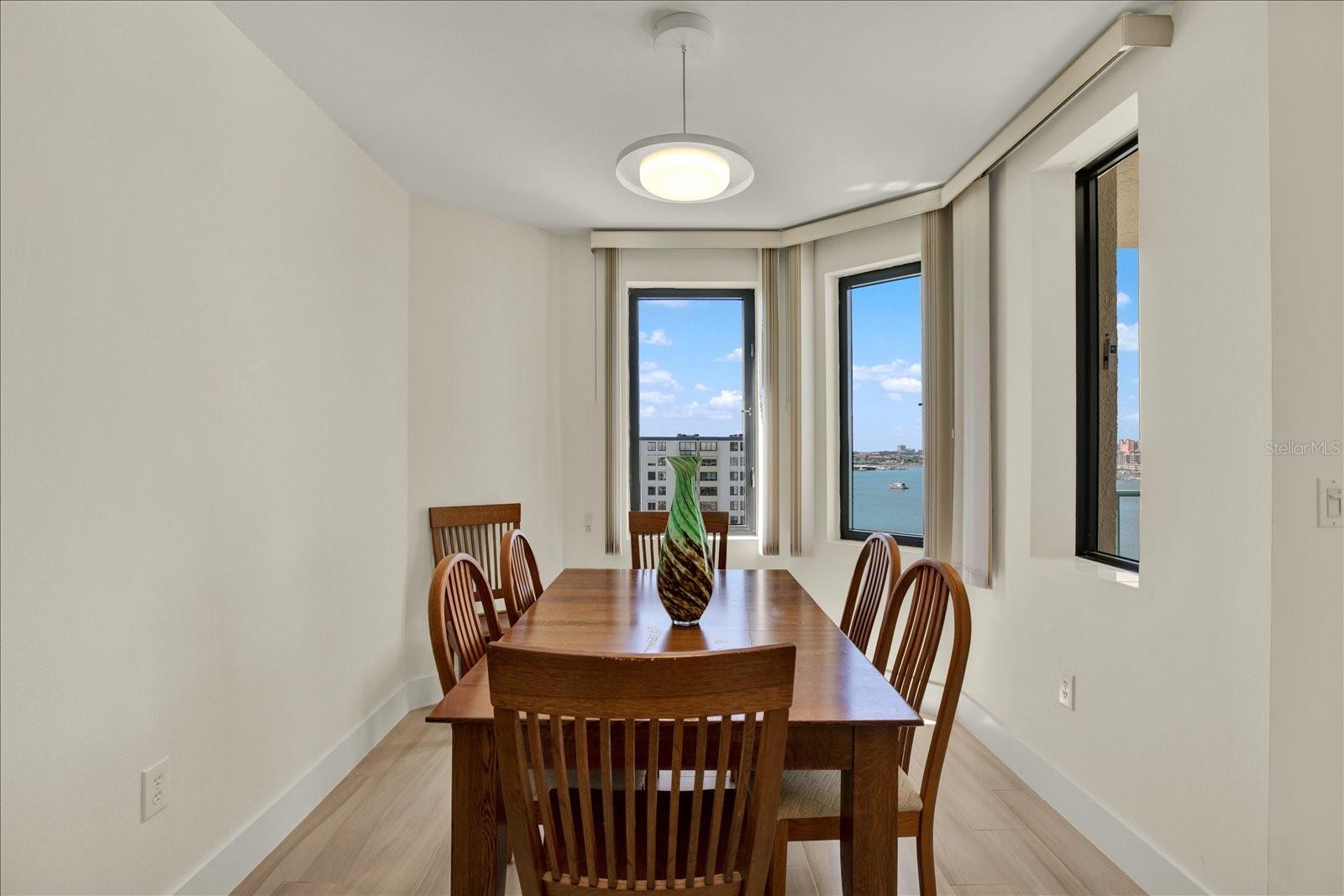 Image 9 of 27 For 670 Island Way 1006