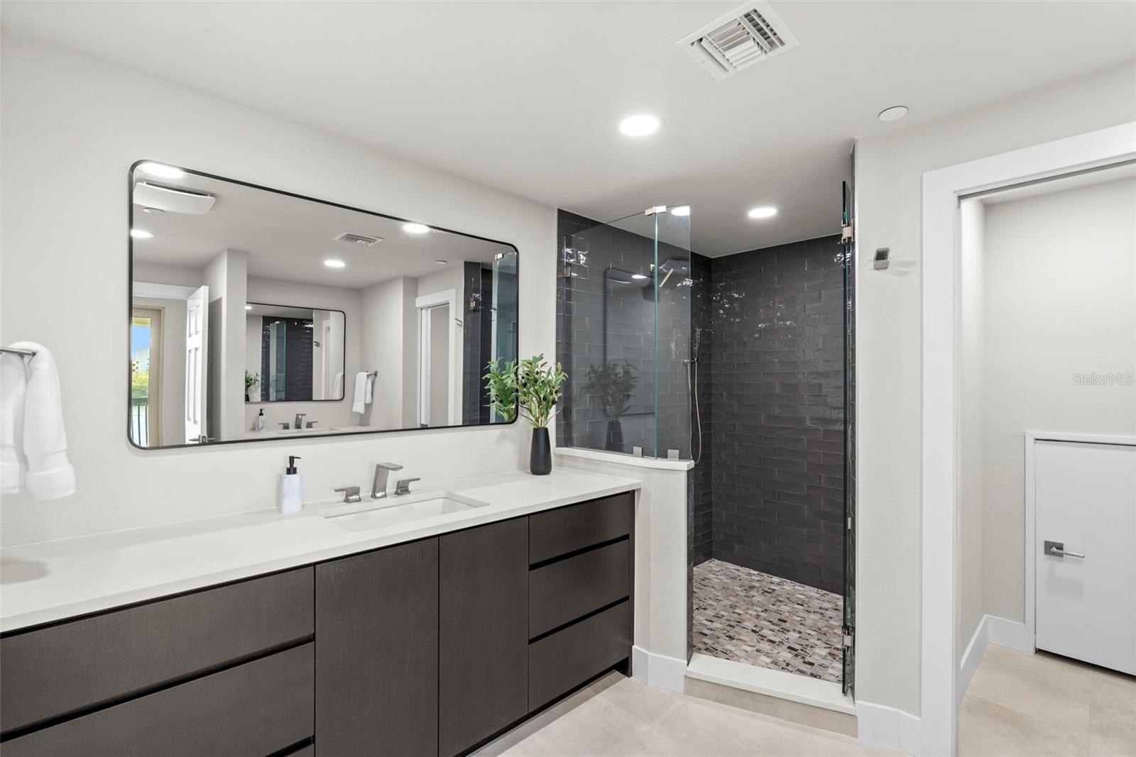 Image 22 of 50 For 943 Seddon Cove Way 943