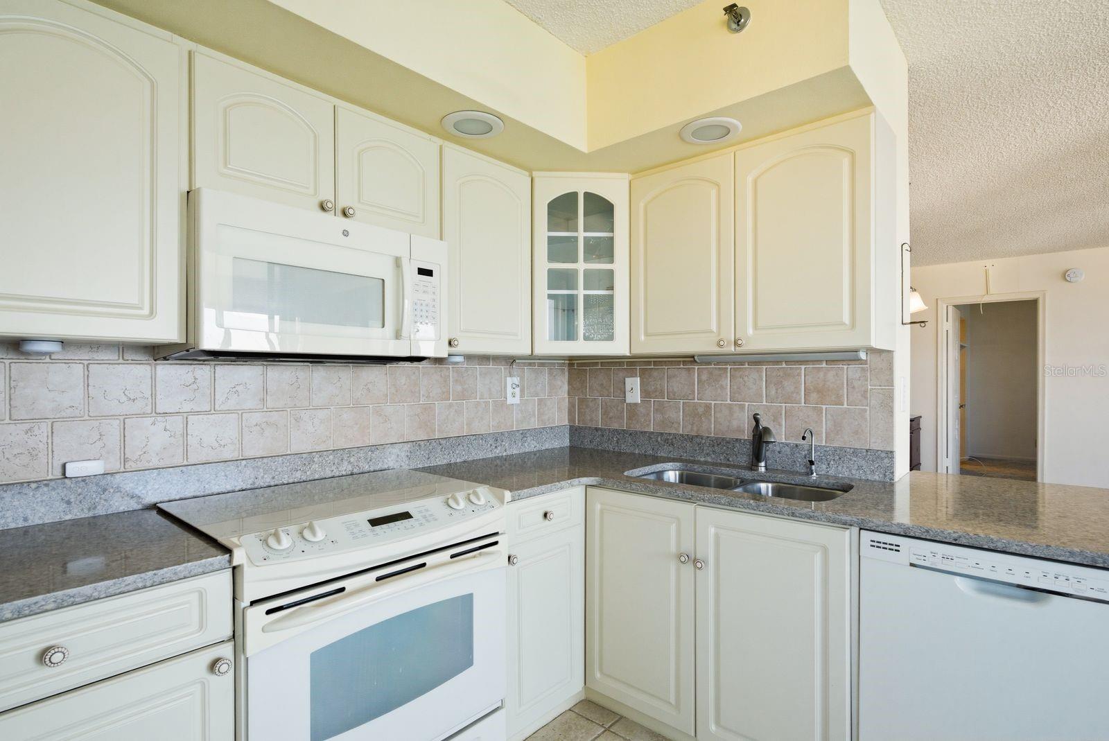 Listing photo id 11 for 6287 Bahia Del Mar Circle 1202