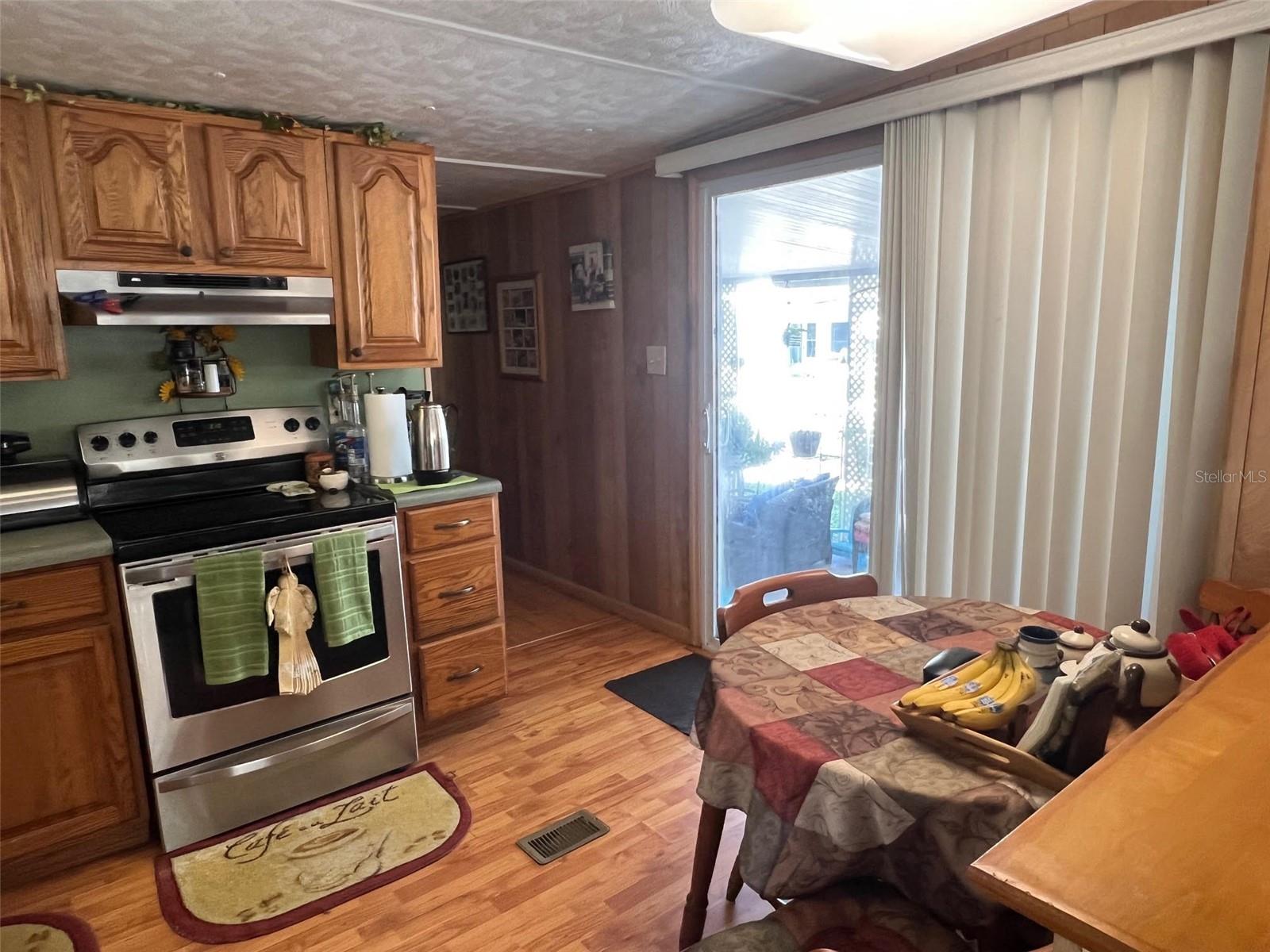 Listing photo id 9 for 11300 124th Avenue 95