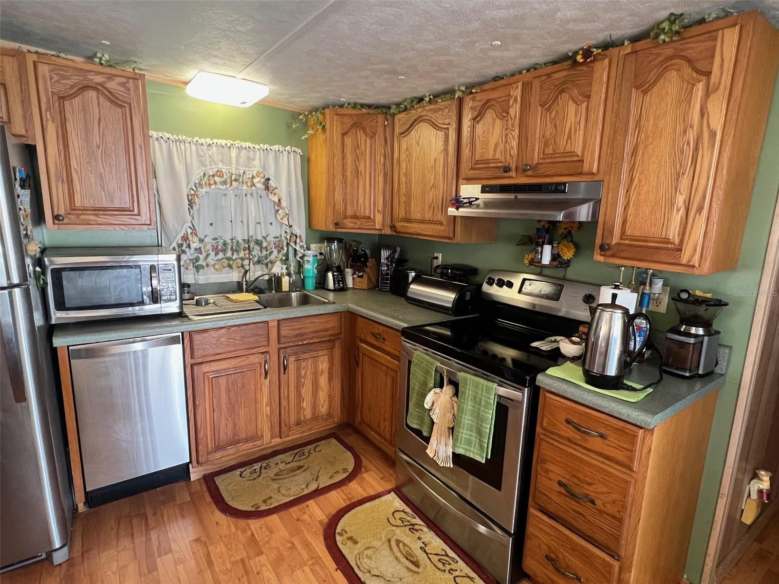 Listing photo id 10 for 11300 124th Avenue 95