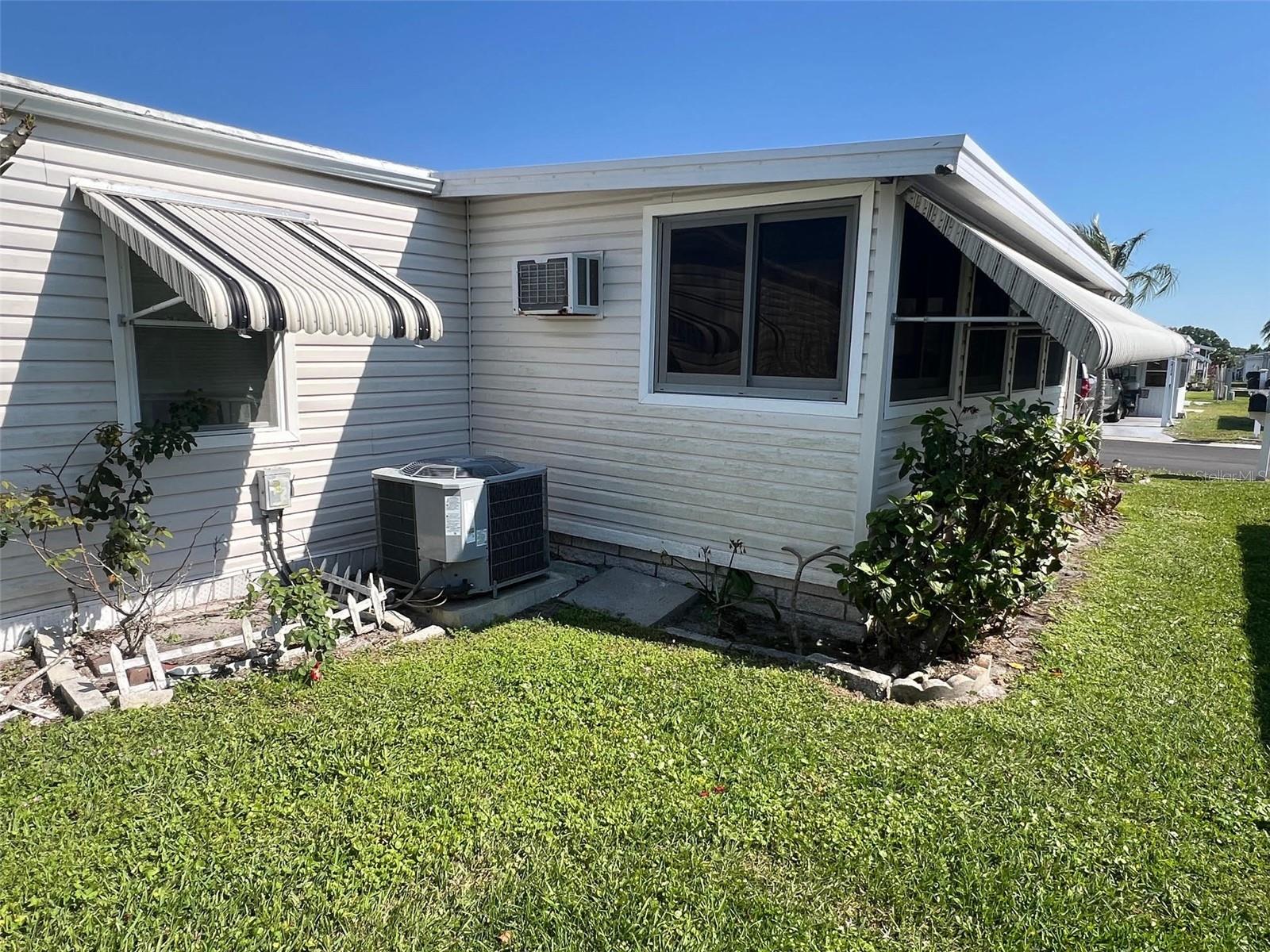 Listing photo id 3 for 11300 124th Avenue 95