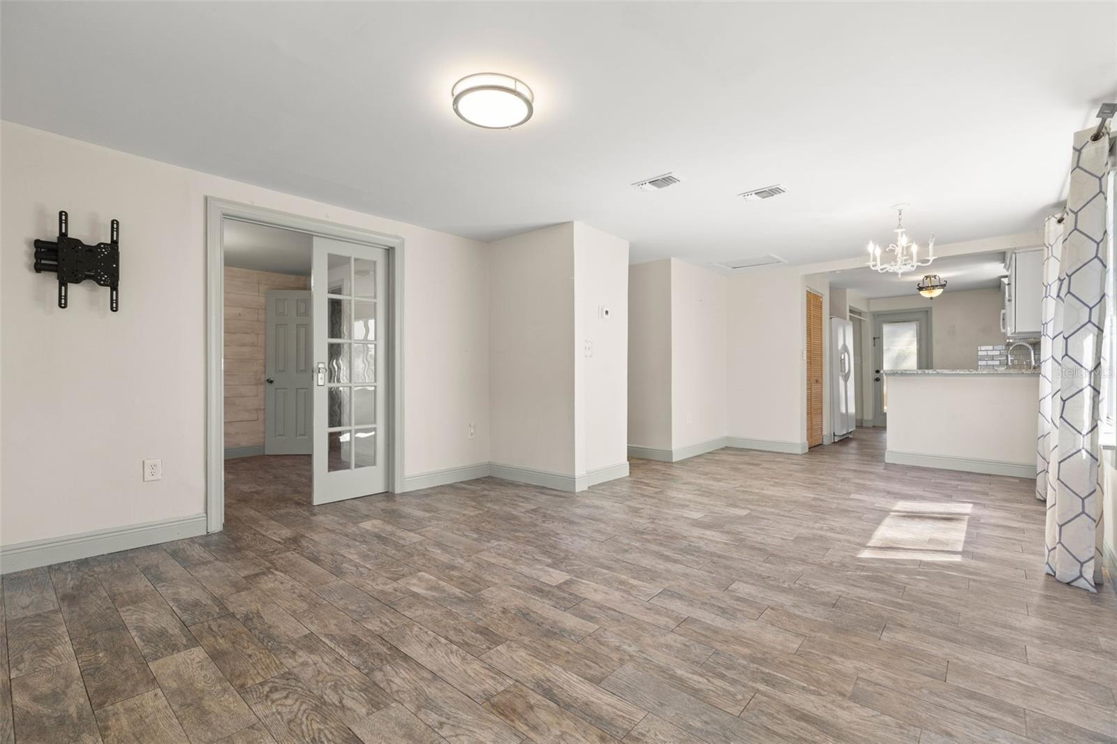 Image 5 of 29 For 8507 Claonia Street