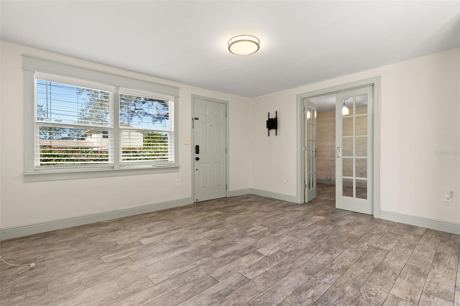 Image 6 of 29 For 8507 Claonia Street