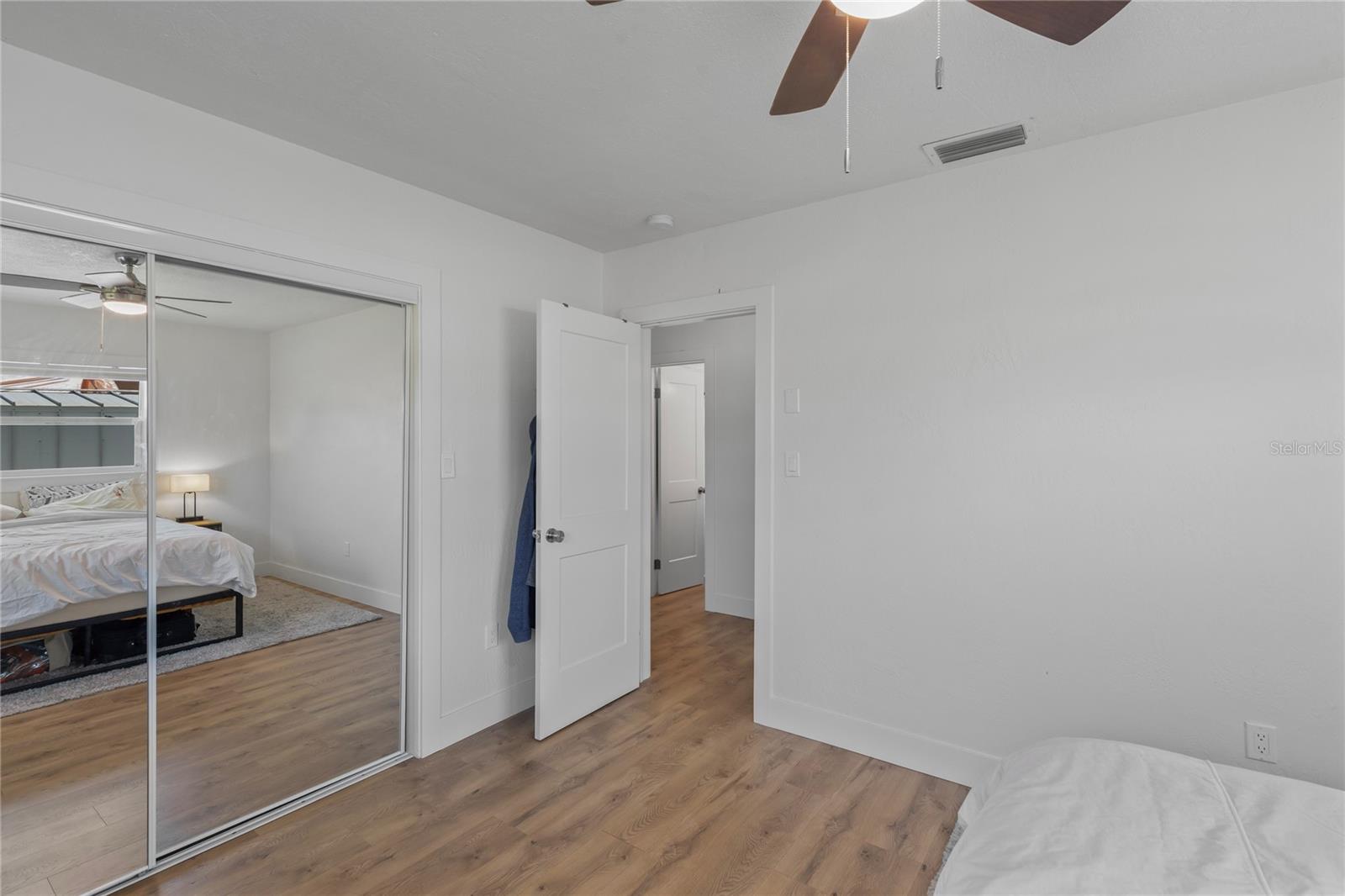 Listing photo id 10 for 1715 Thomas Drive