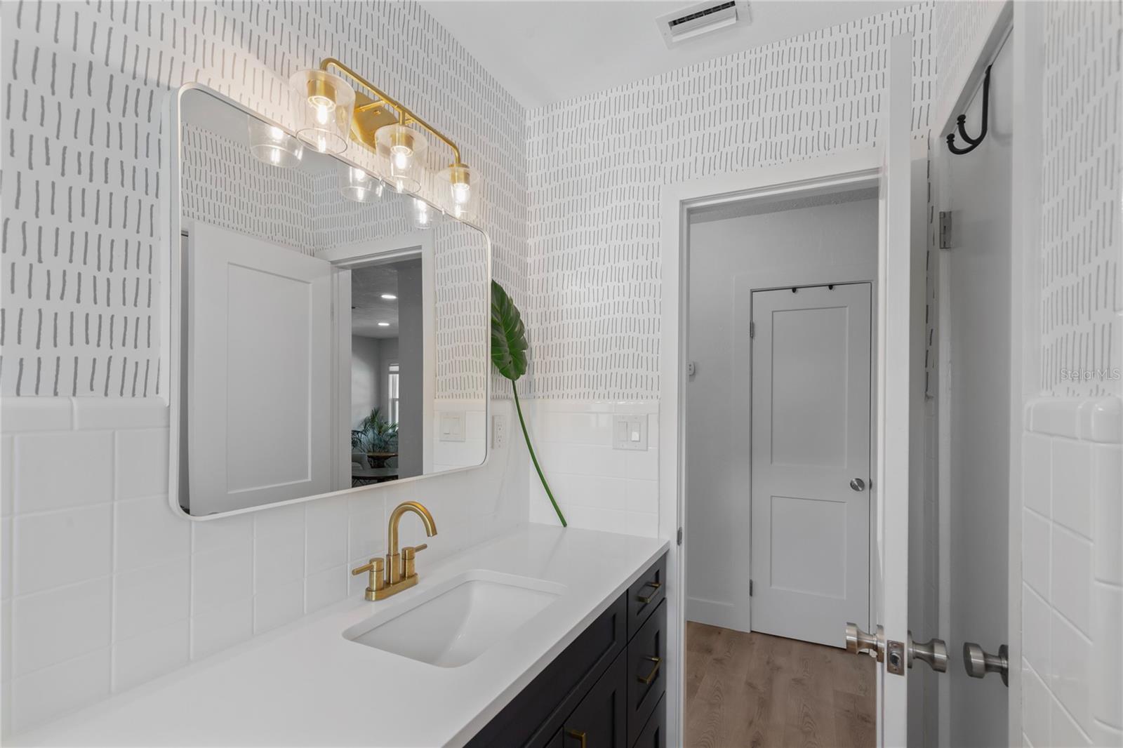 Listing photo id 12 for 1715 Thomas Drive