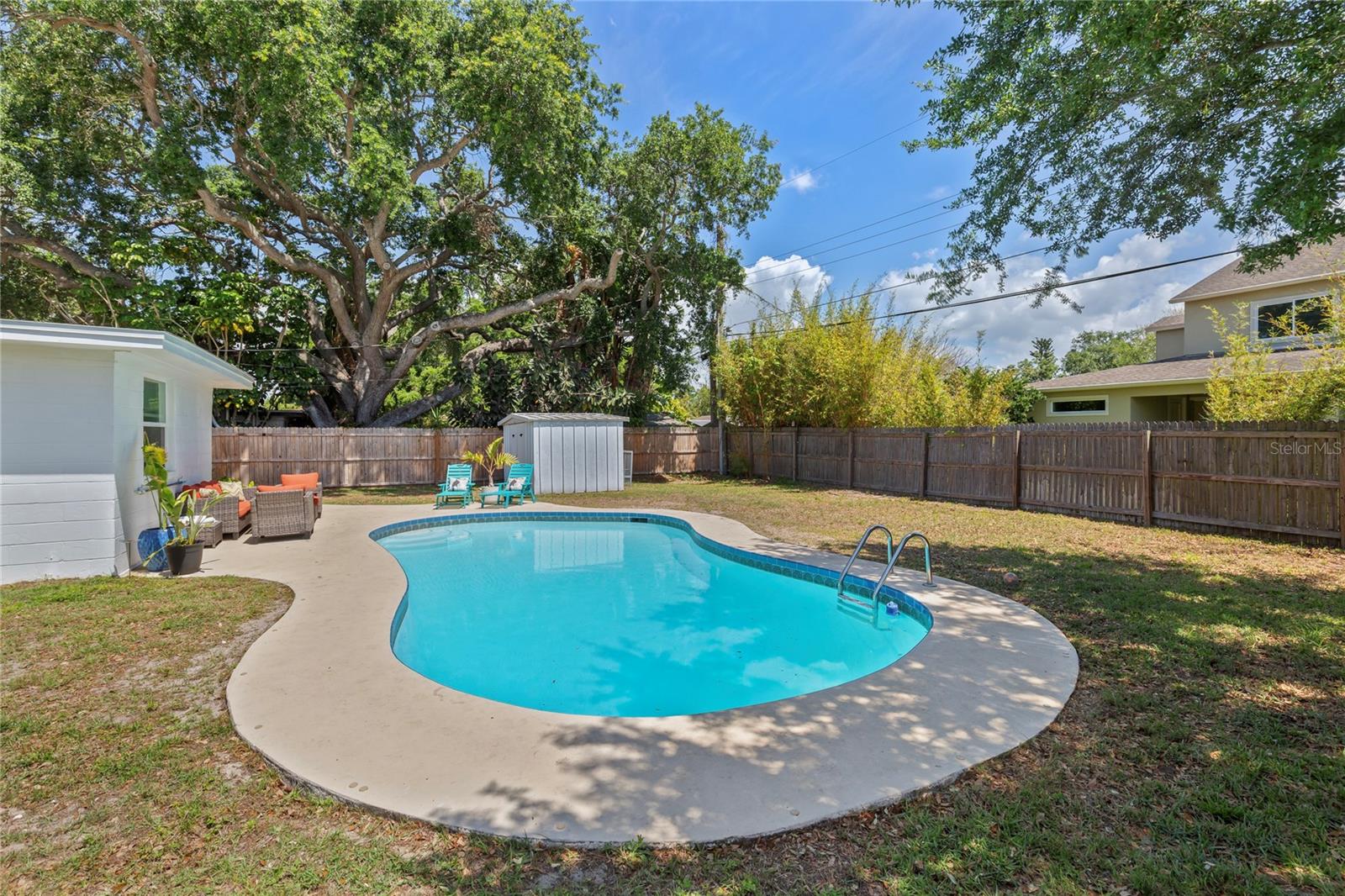 Listing photo id 0 for 1715 Thomas Drive