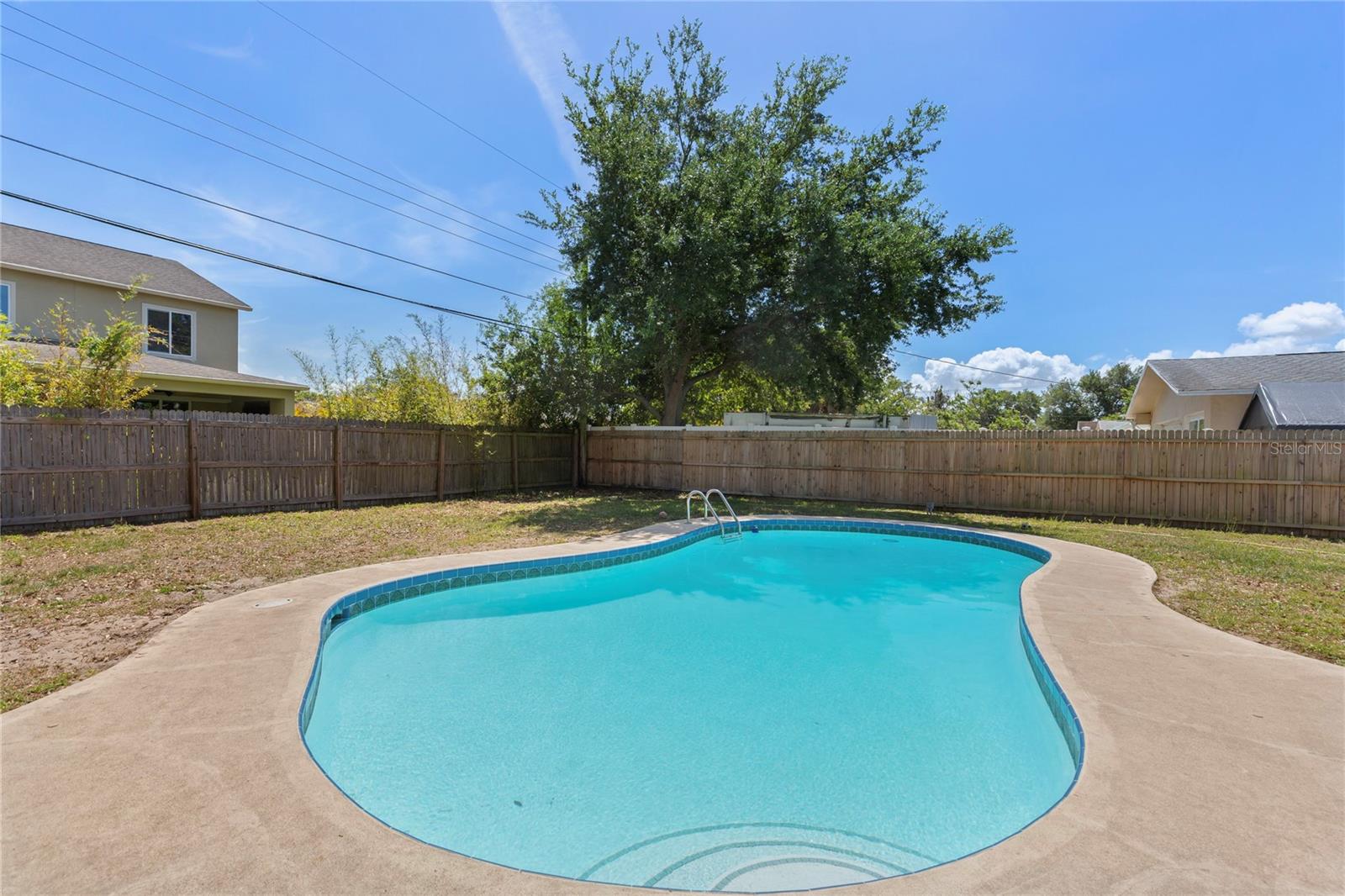 Listing photo id 19 for 1715 Thomas Drive