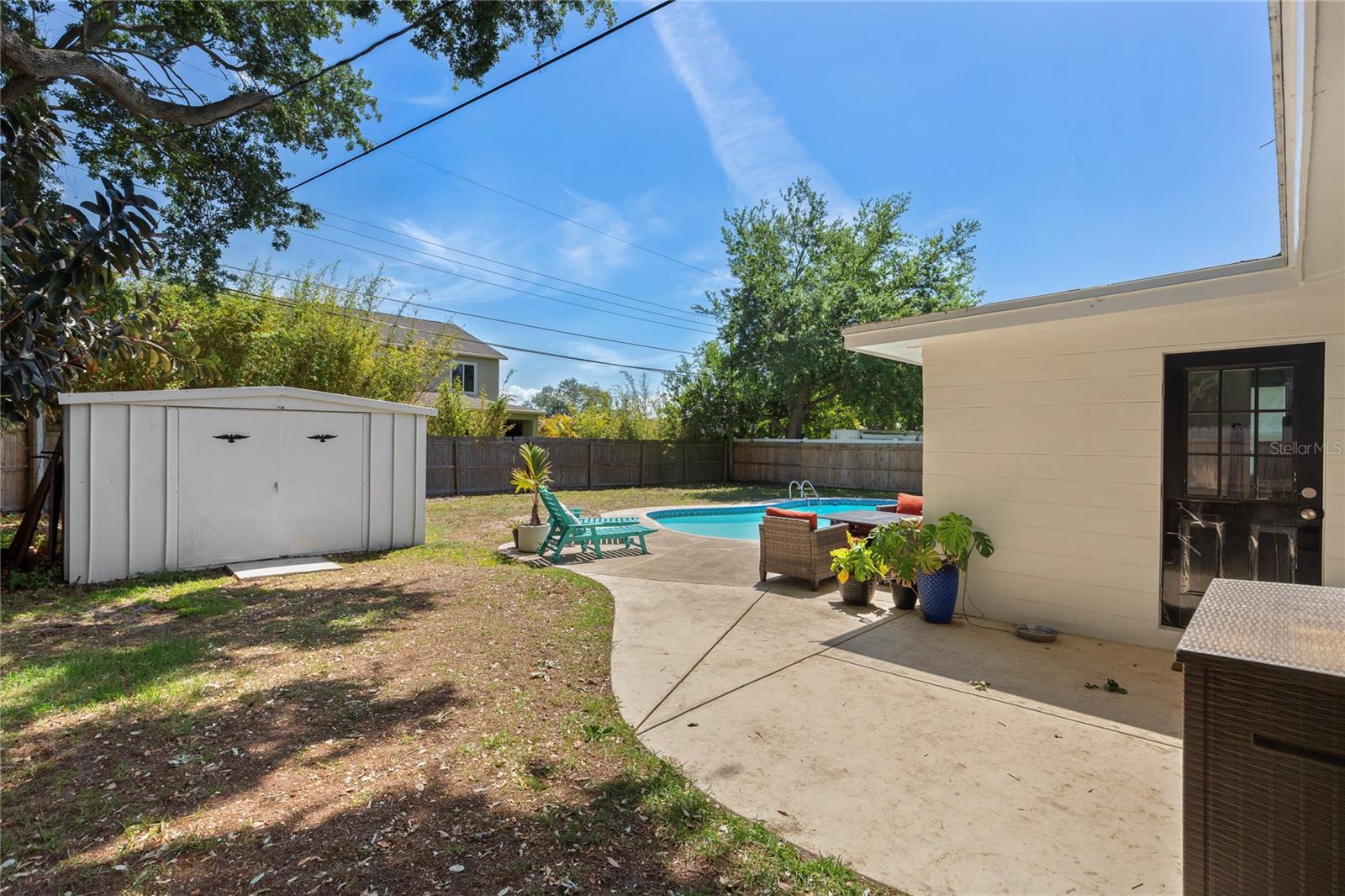 Listing photo id 22 for 1715 Thomas Drive