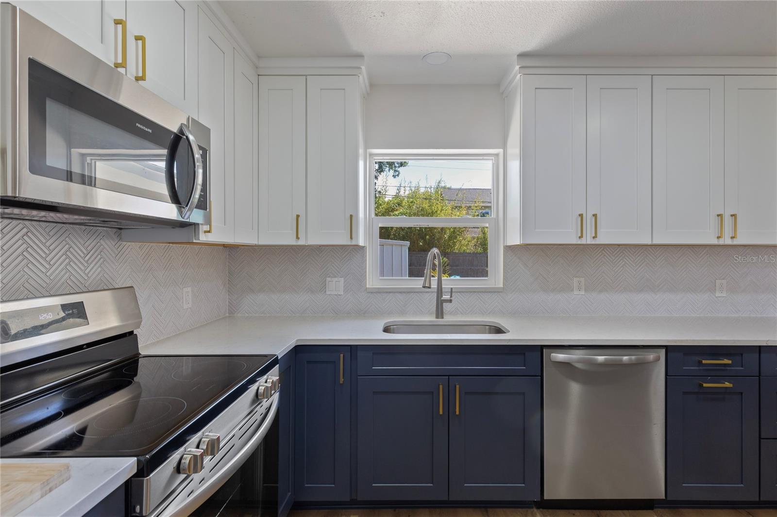 Listing photo id 1 for 1715 Thomas Drive