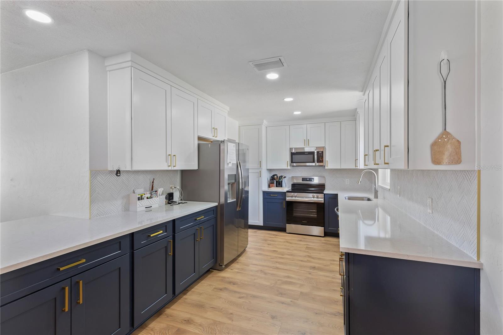 Listing photo id 2 for 1715 Thomas Drive