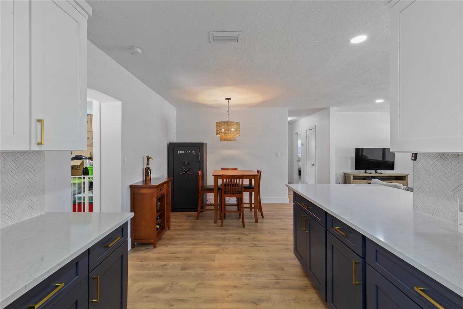 Listing photo id 3 for 1715 Thomas Drive