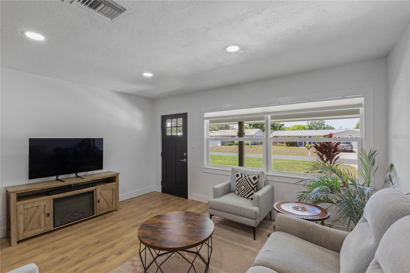 Listing photo id 4 for 1715 Thomas Drive