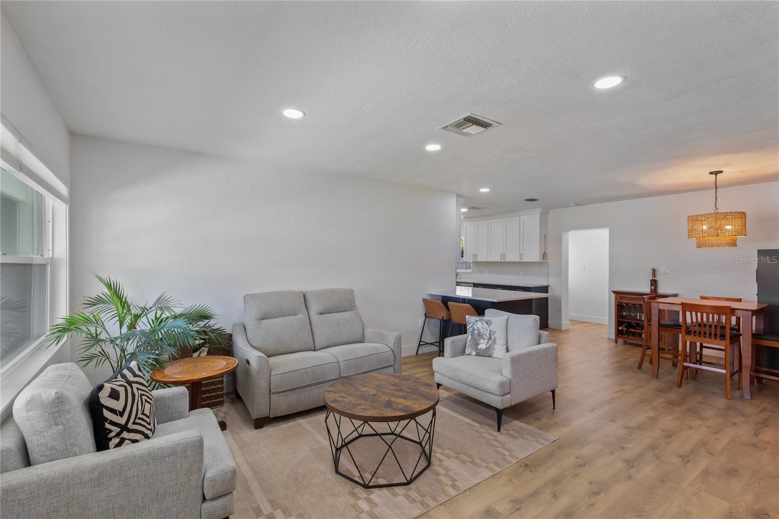 Listing photo id 5 for 1715 Thomas Drive