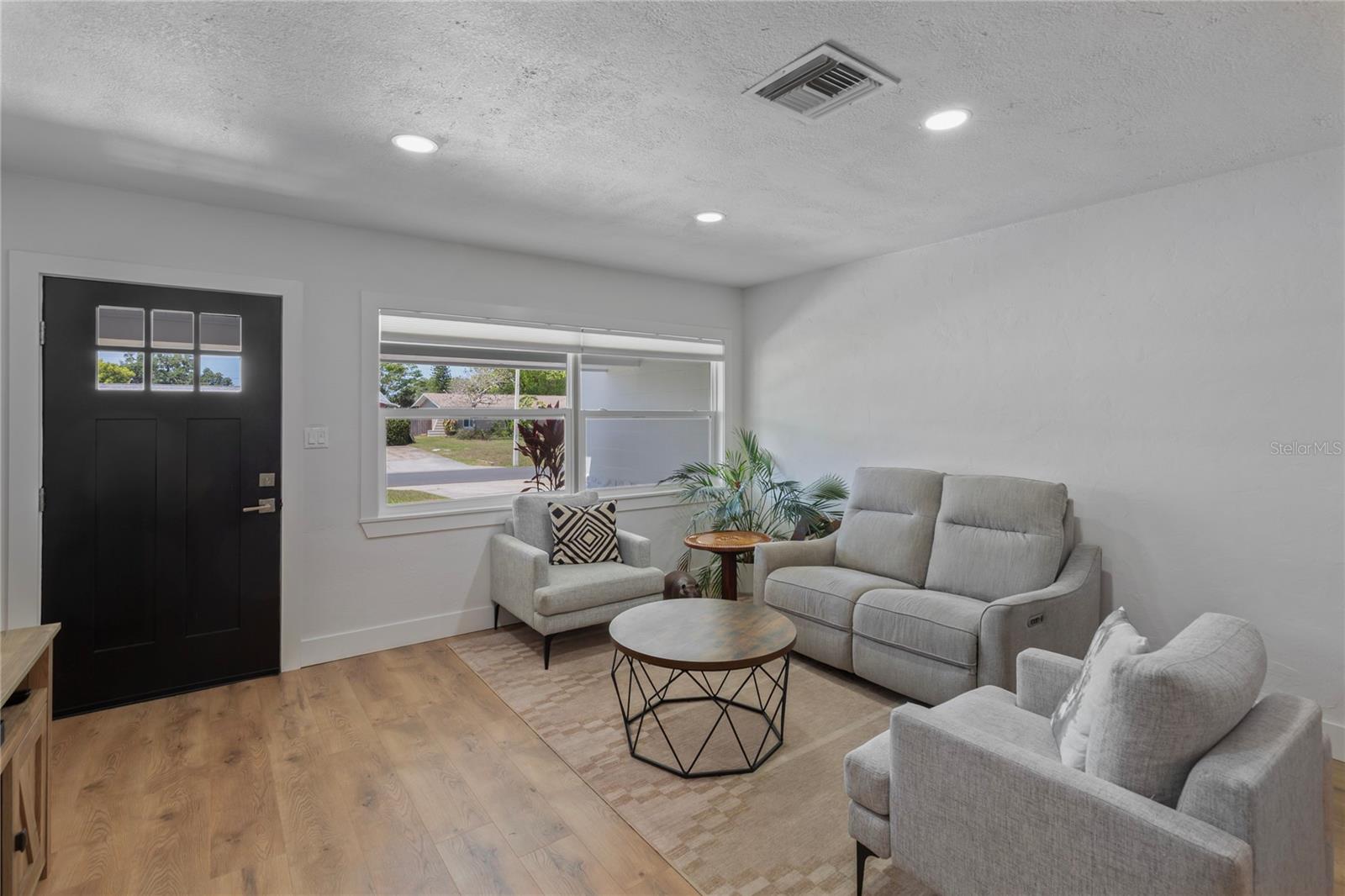 Listing photo id 6 for 1715 Thomas Drive