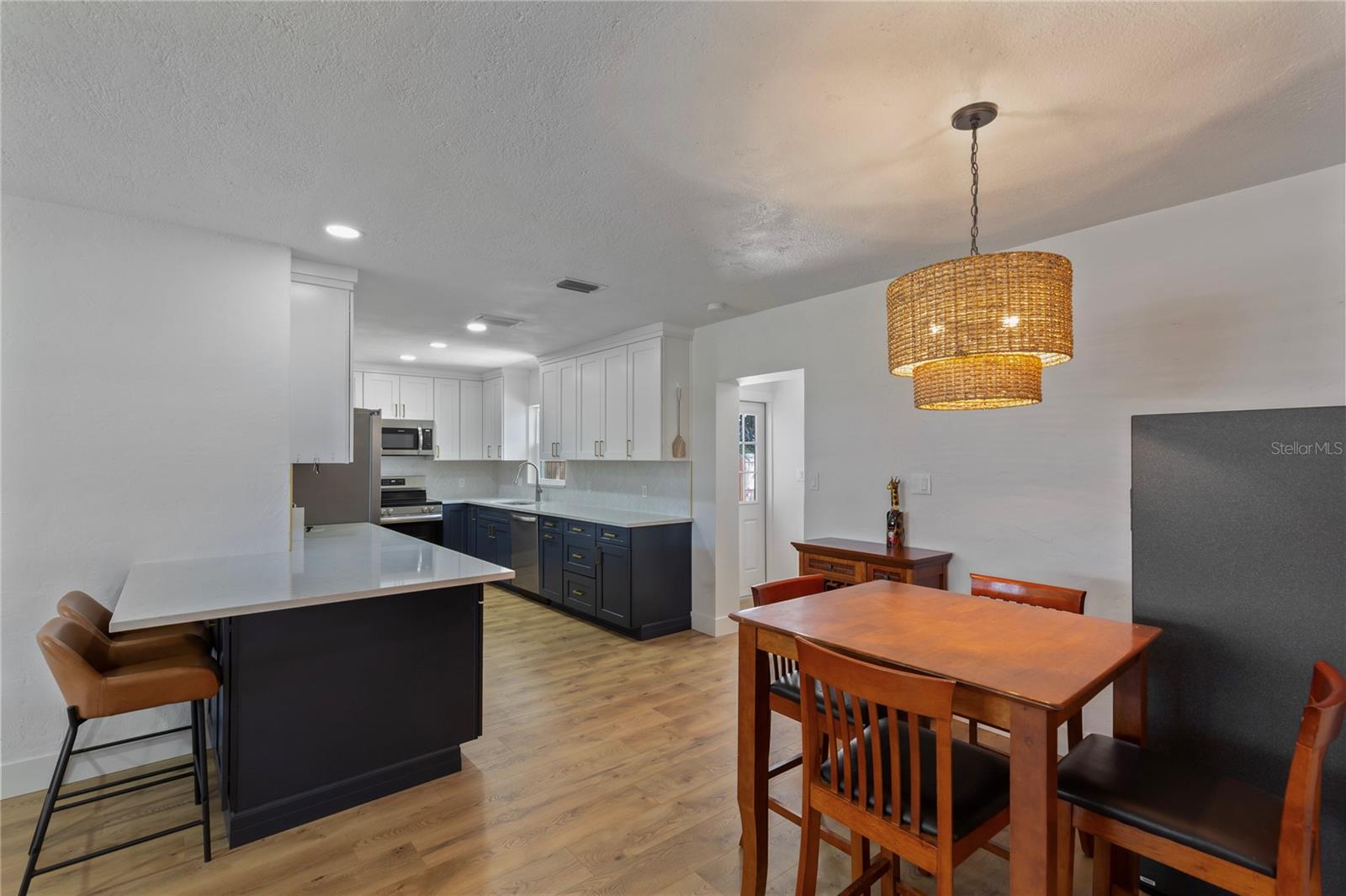 Listing photo id 7 for 1715 Thomas Drive