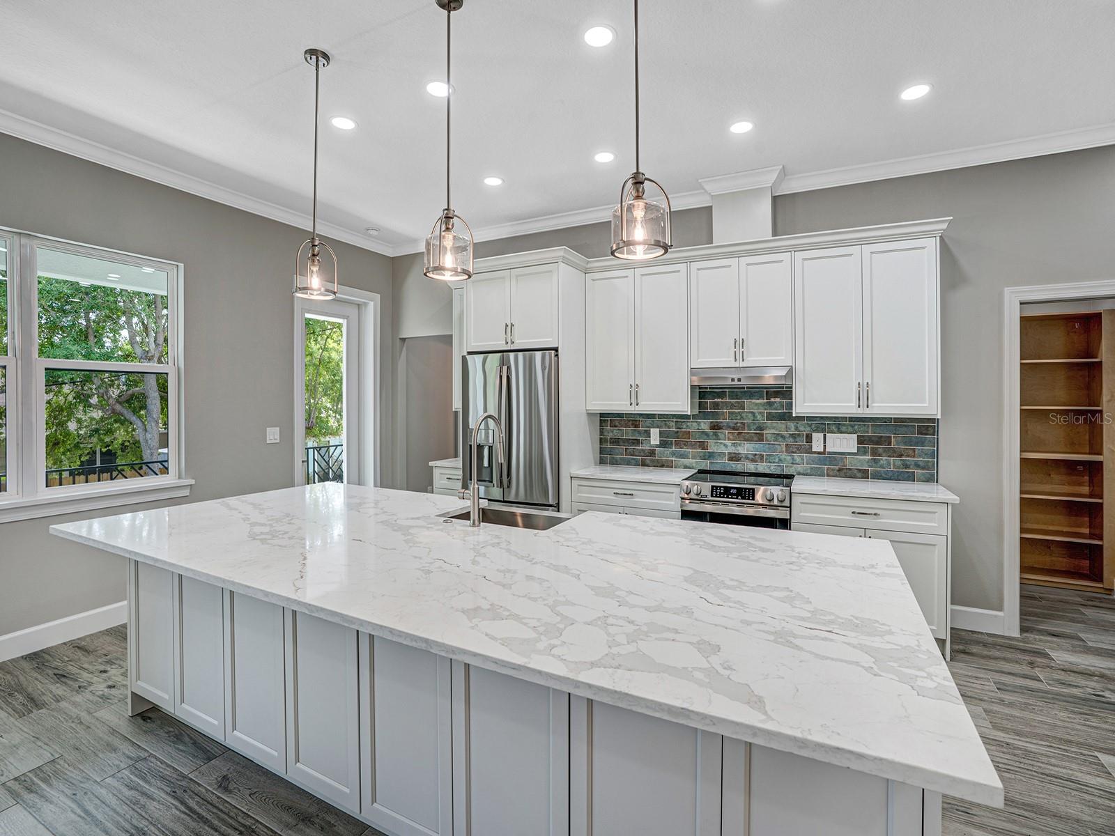 Image 13 of 52 For 108 Irwin Street E