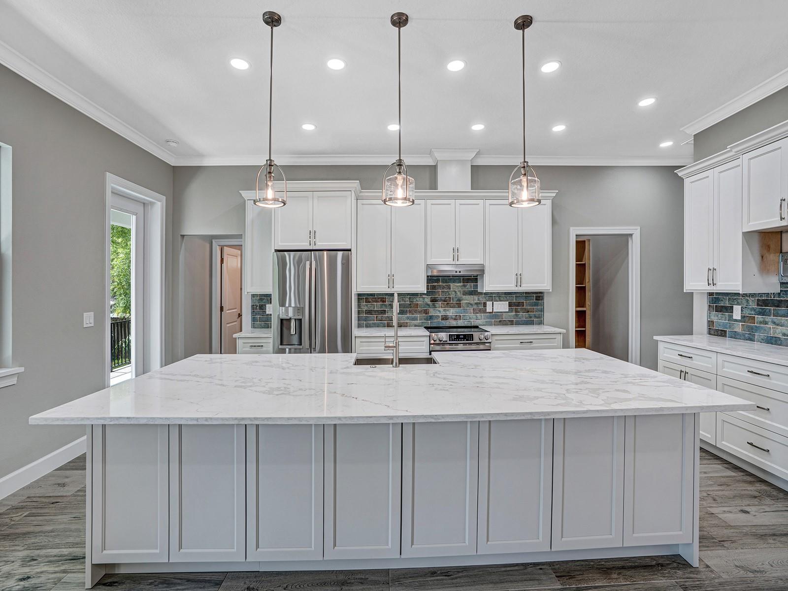 Image 14 of 52 For 108 Irwin Street E