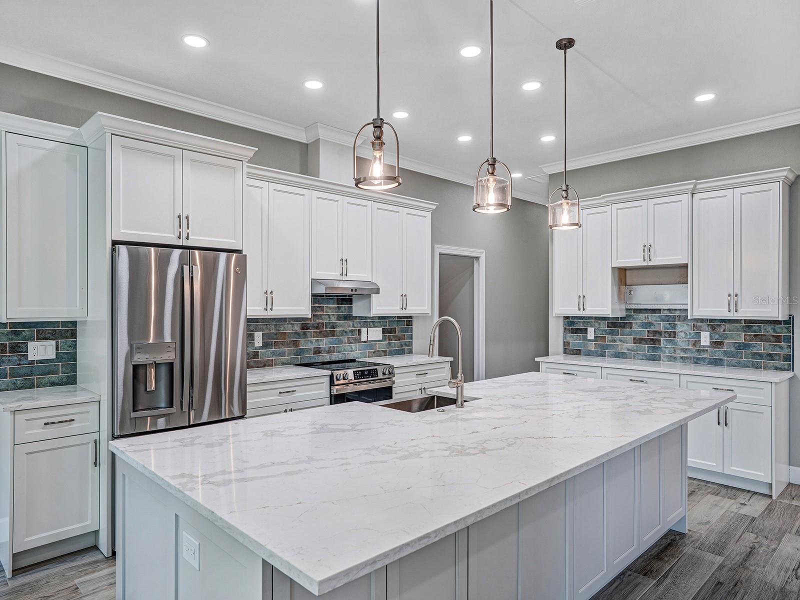 Image 15 of 52 For 108 Irwin Street E