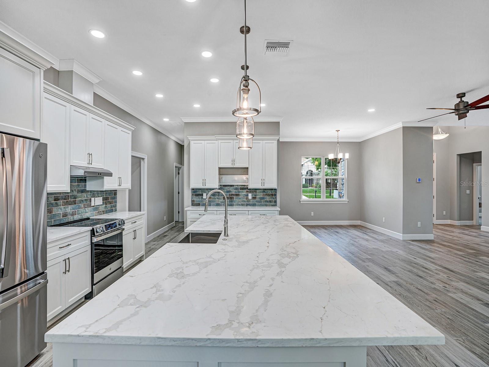 Image 16 of 52 For 108 Irwin Street E