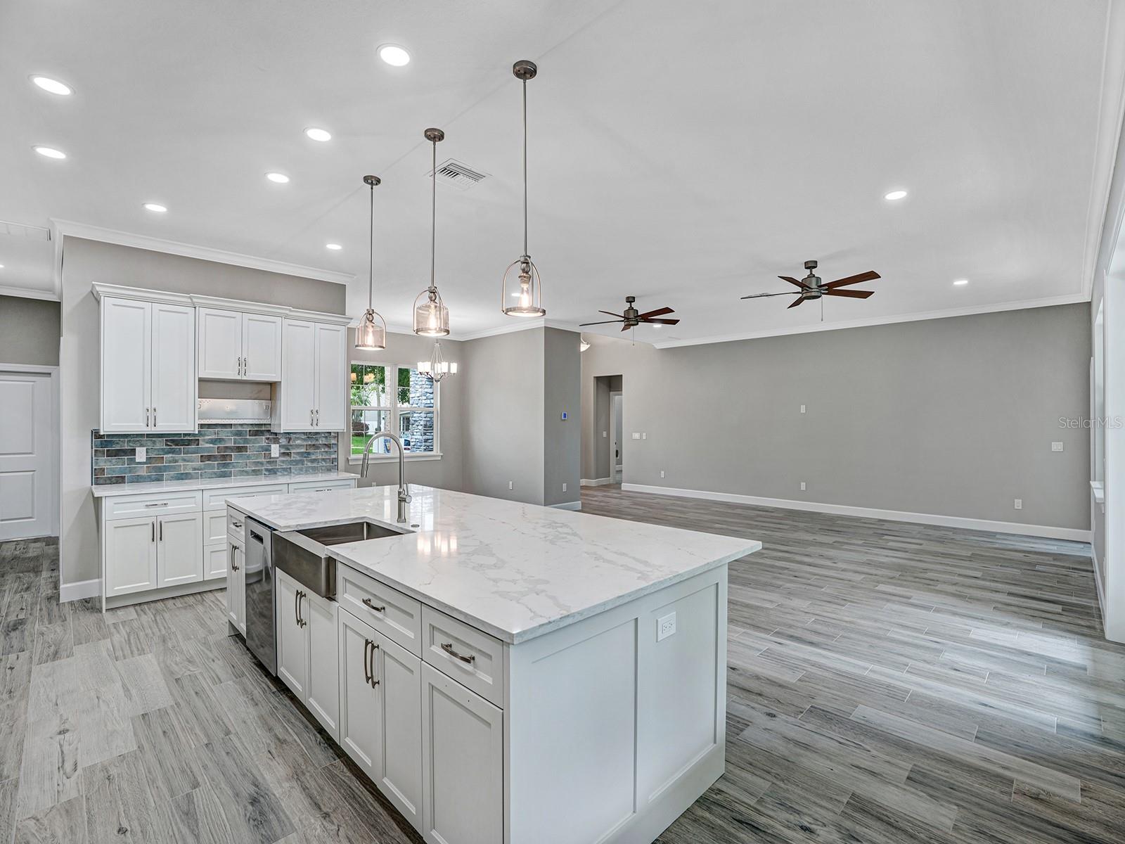 Image 17 of 52 For 108 Irwin Street E