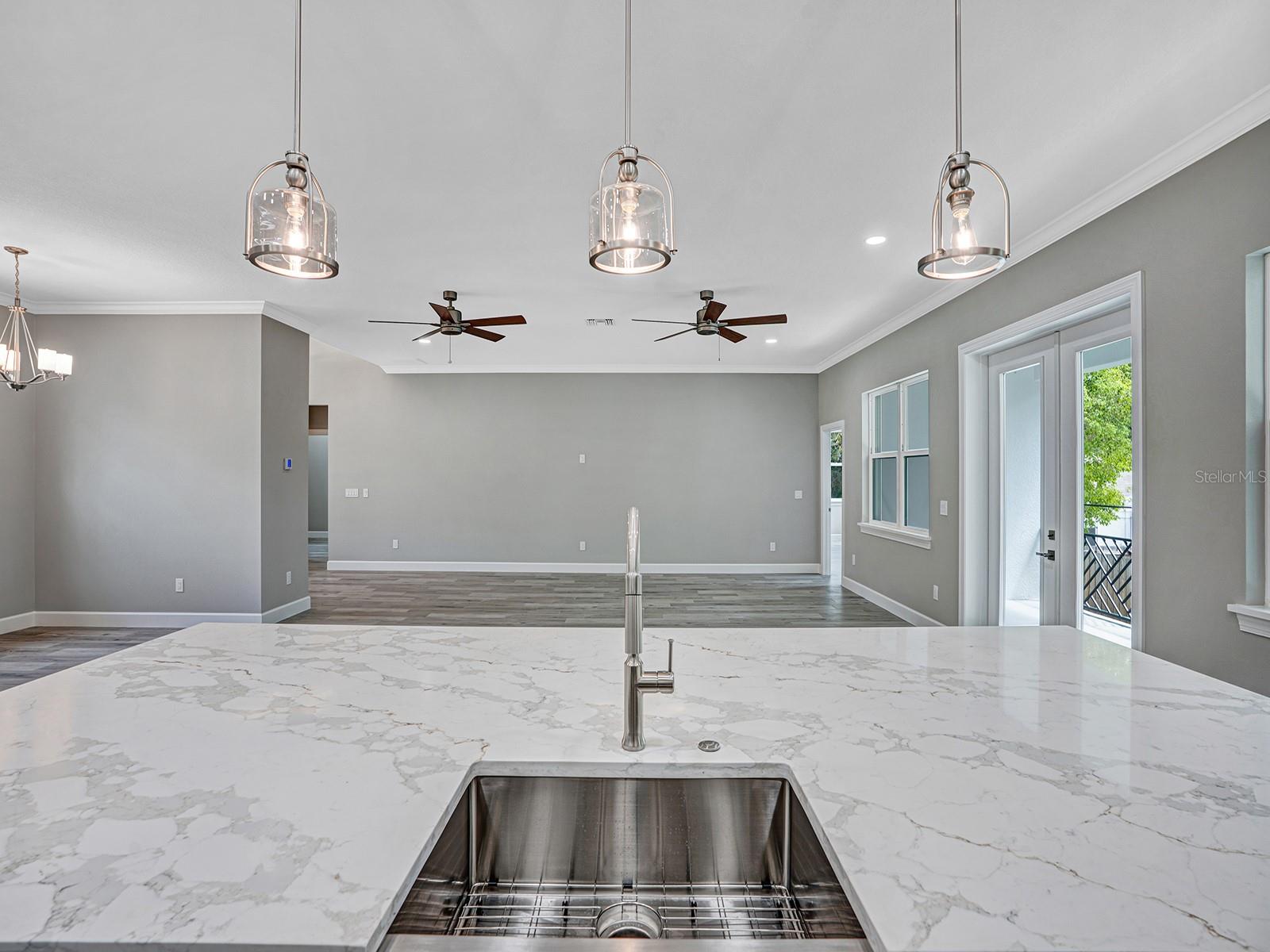 Image 18 of 52 For 108 Irwin Street E