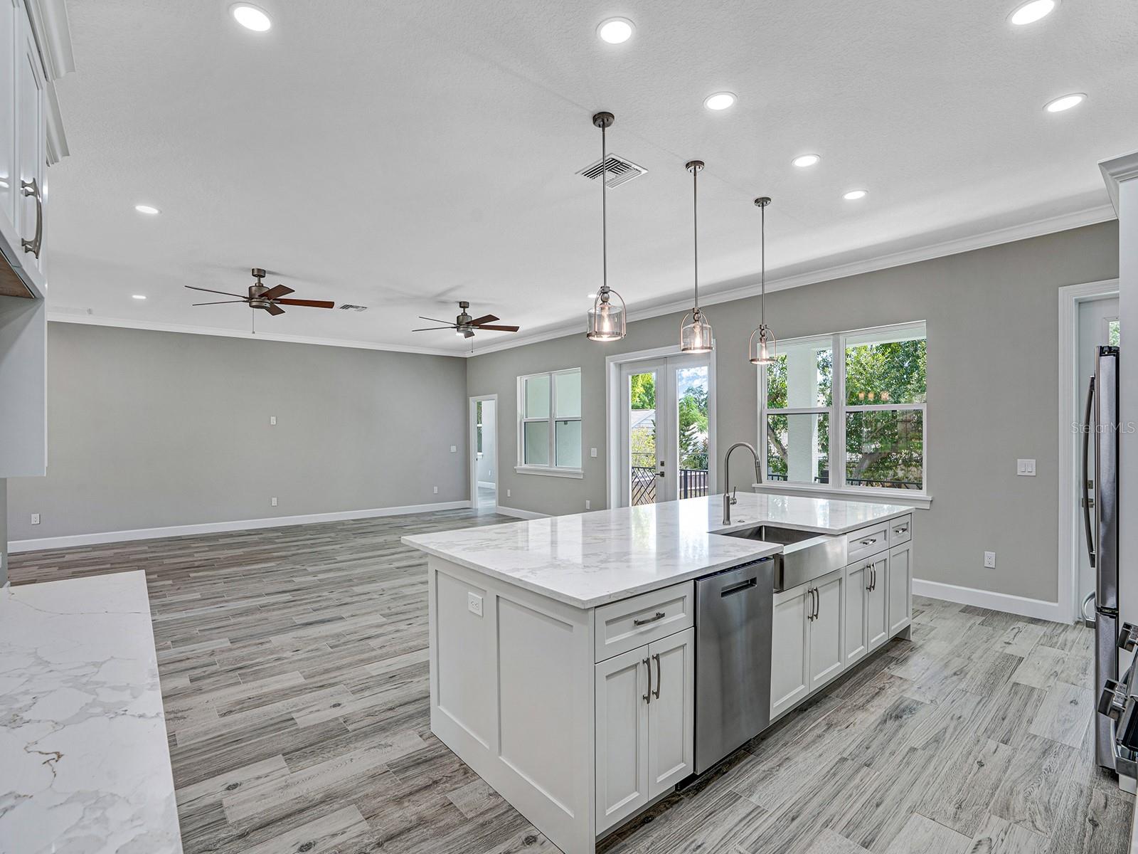 Image 19 of 52 For 108 Irwin Street E