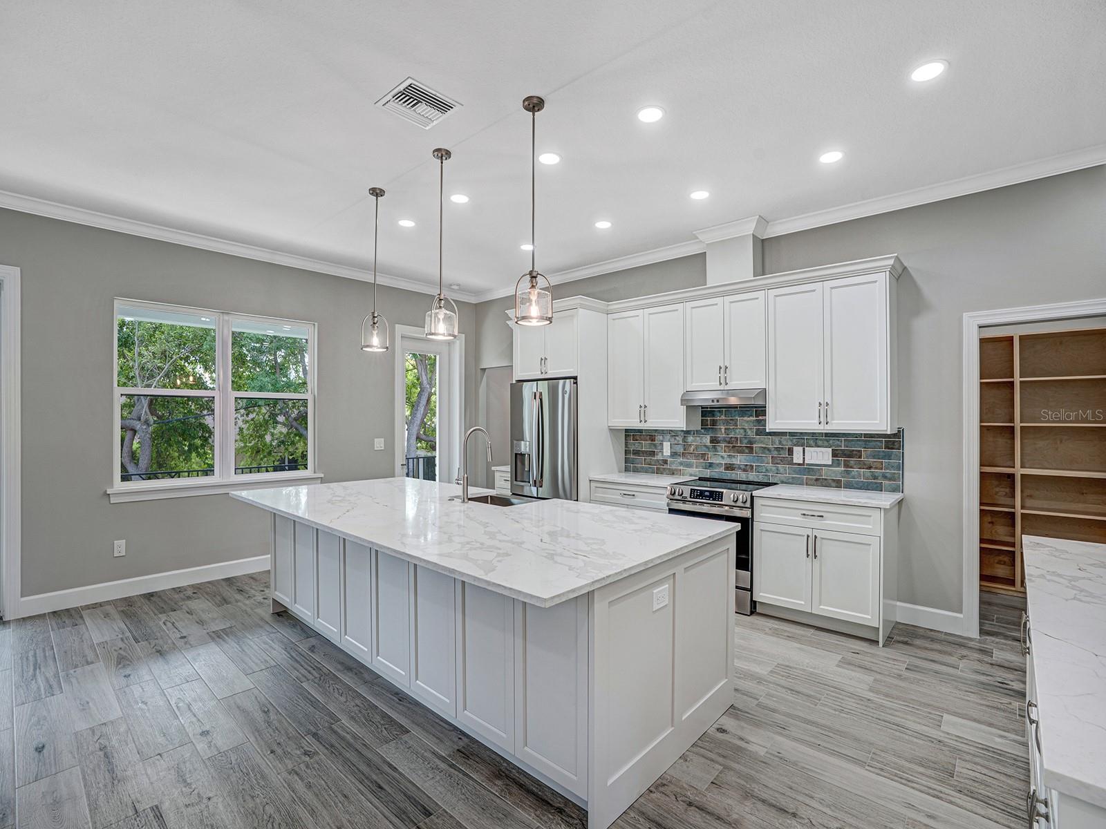 Image 20 of 52 For 108 Irwin Street E