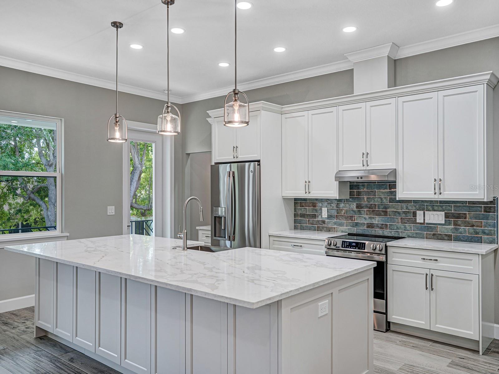 Image 21 of 52 For 108 Irwin Street E