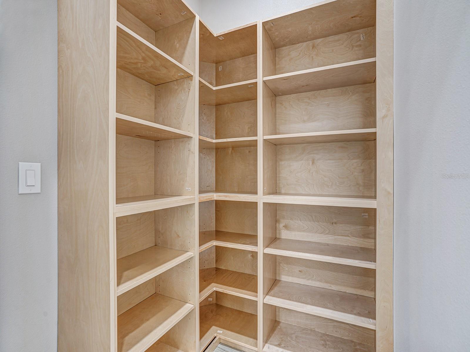 Image 24 of 52 For 108 Irwin Street E