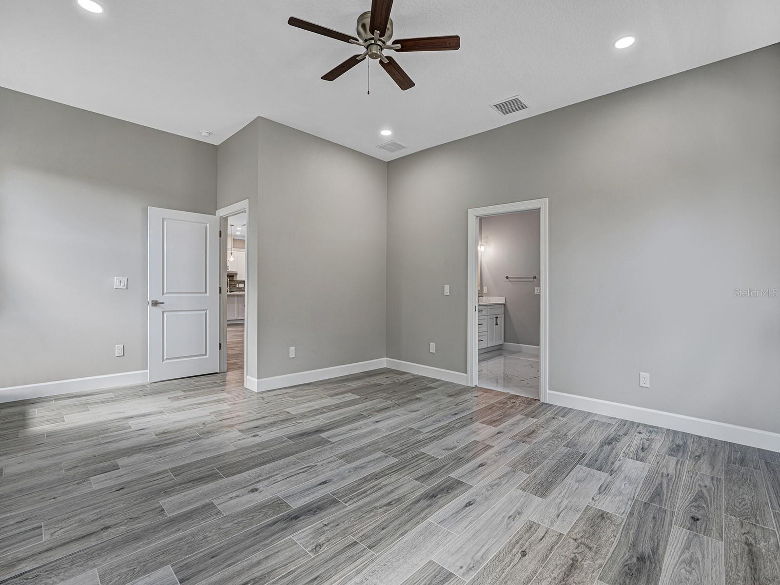 Image 26 of 52 For 108 Irwin Street E