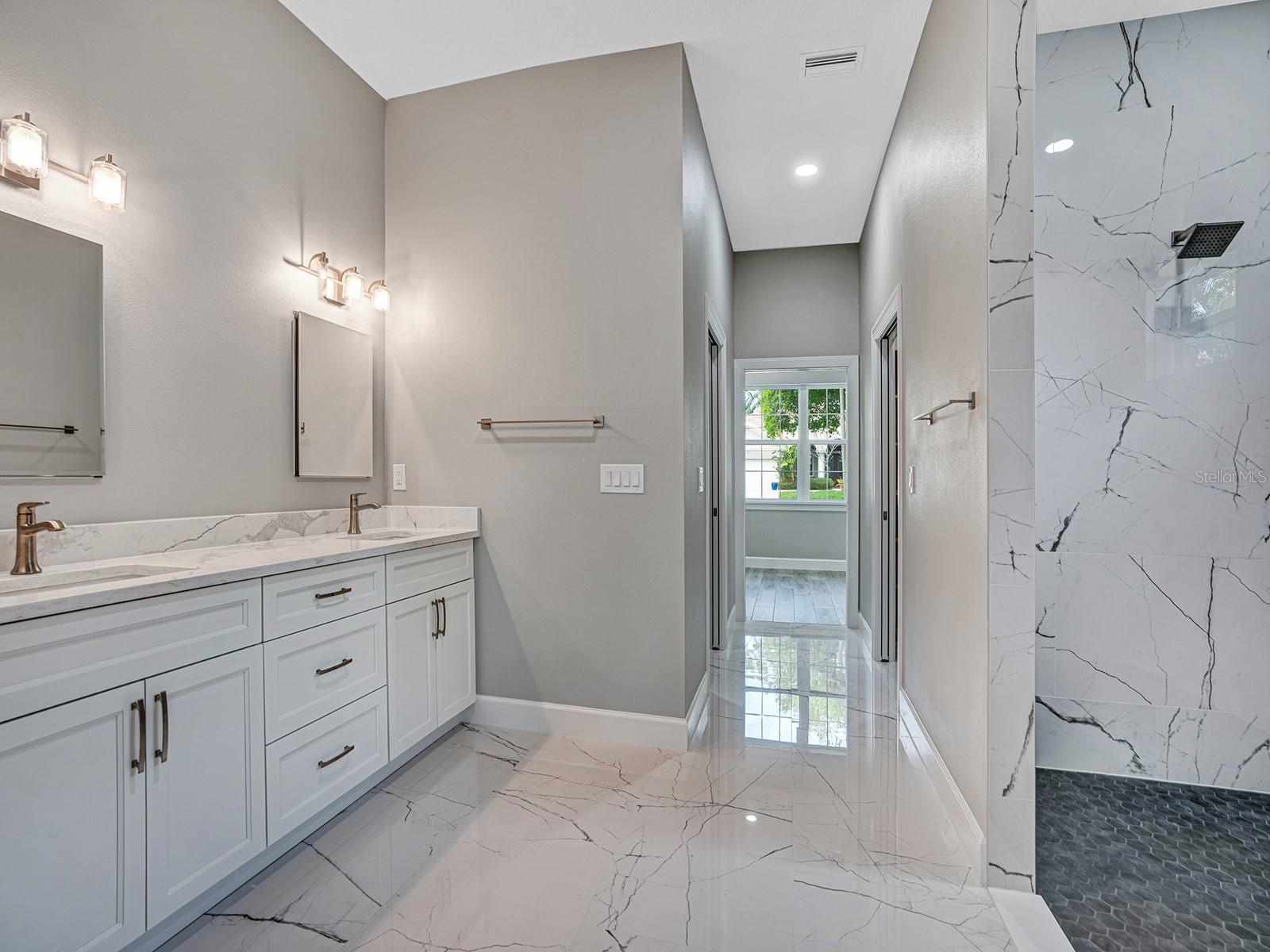 Image 28 of 52 For 108 Irwin Street E