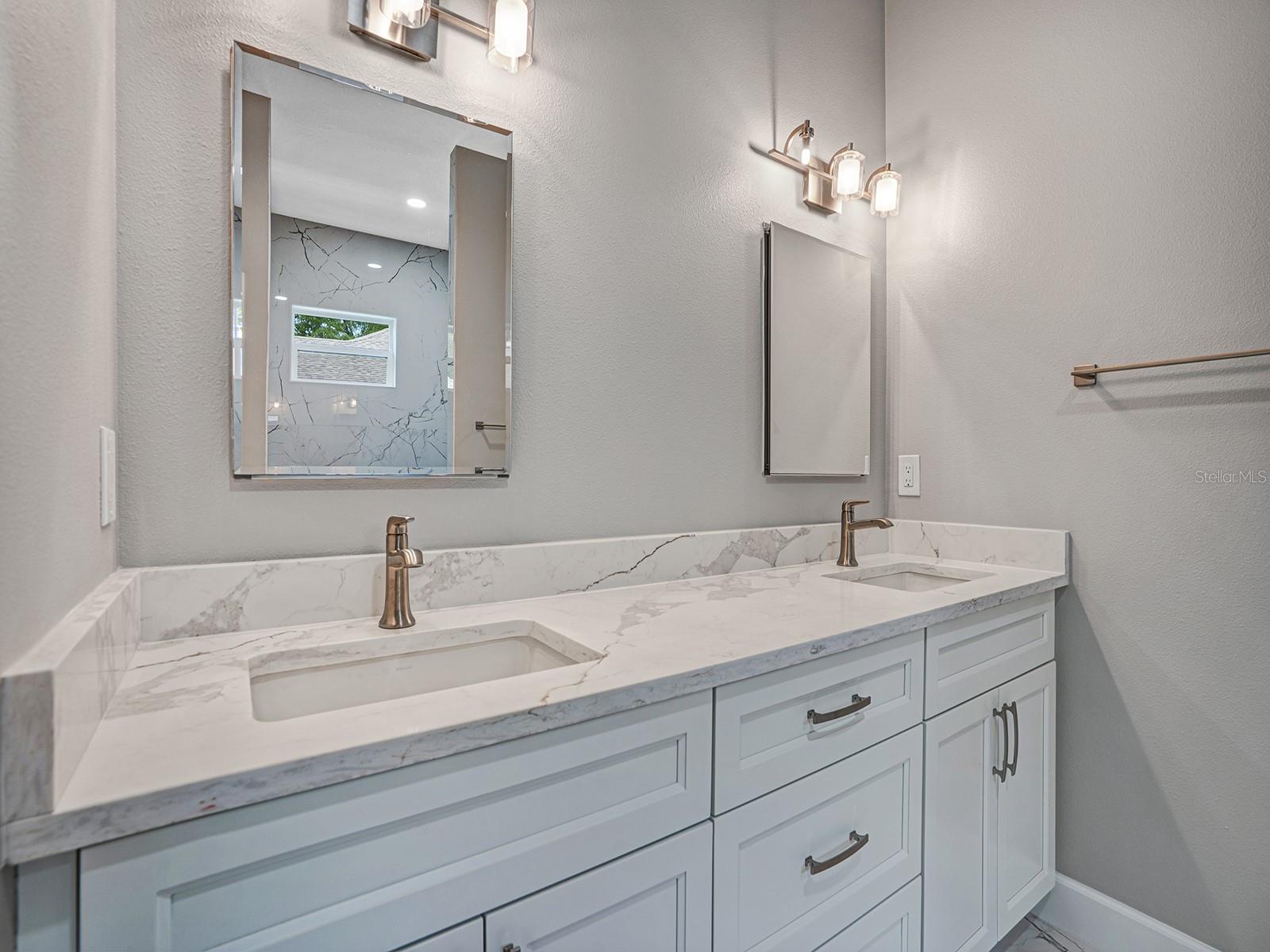 Image 29 of 52 For 108 Irwin Street E