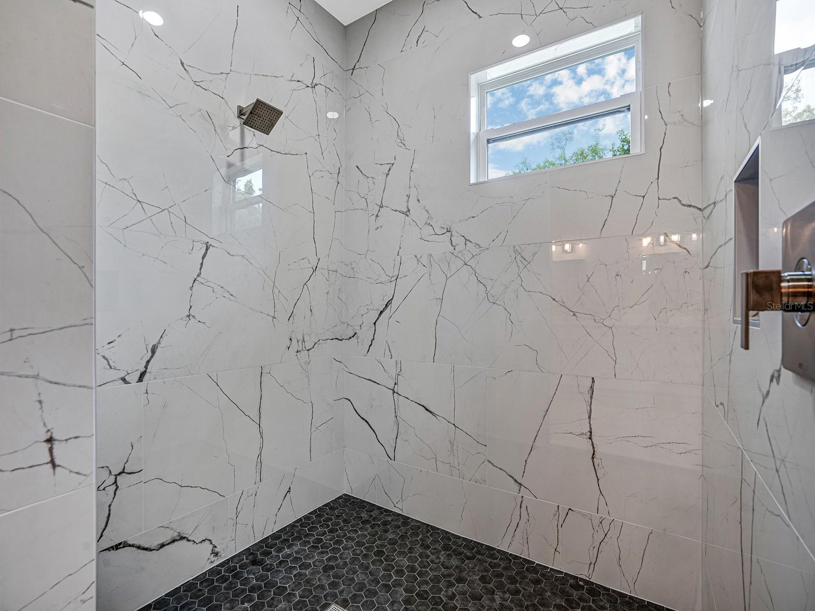 Image 30 of 52 For 108 Irwin Street E