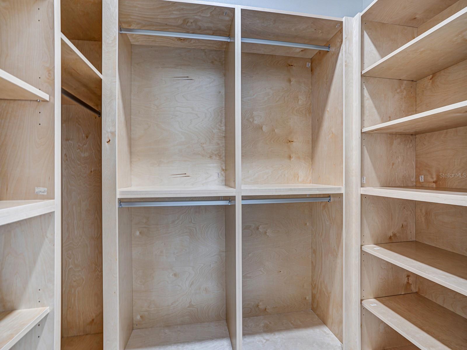 Image 31 of 52 For 108 Irwin Street E