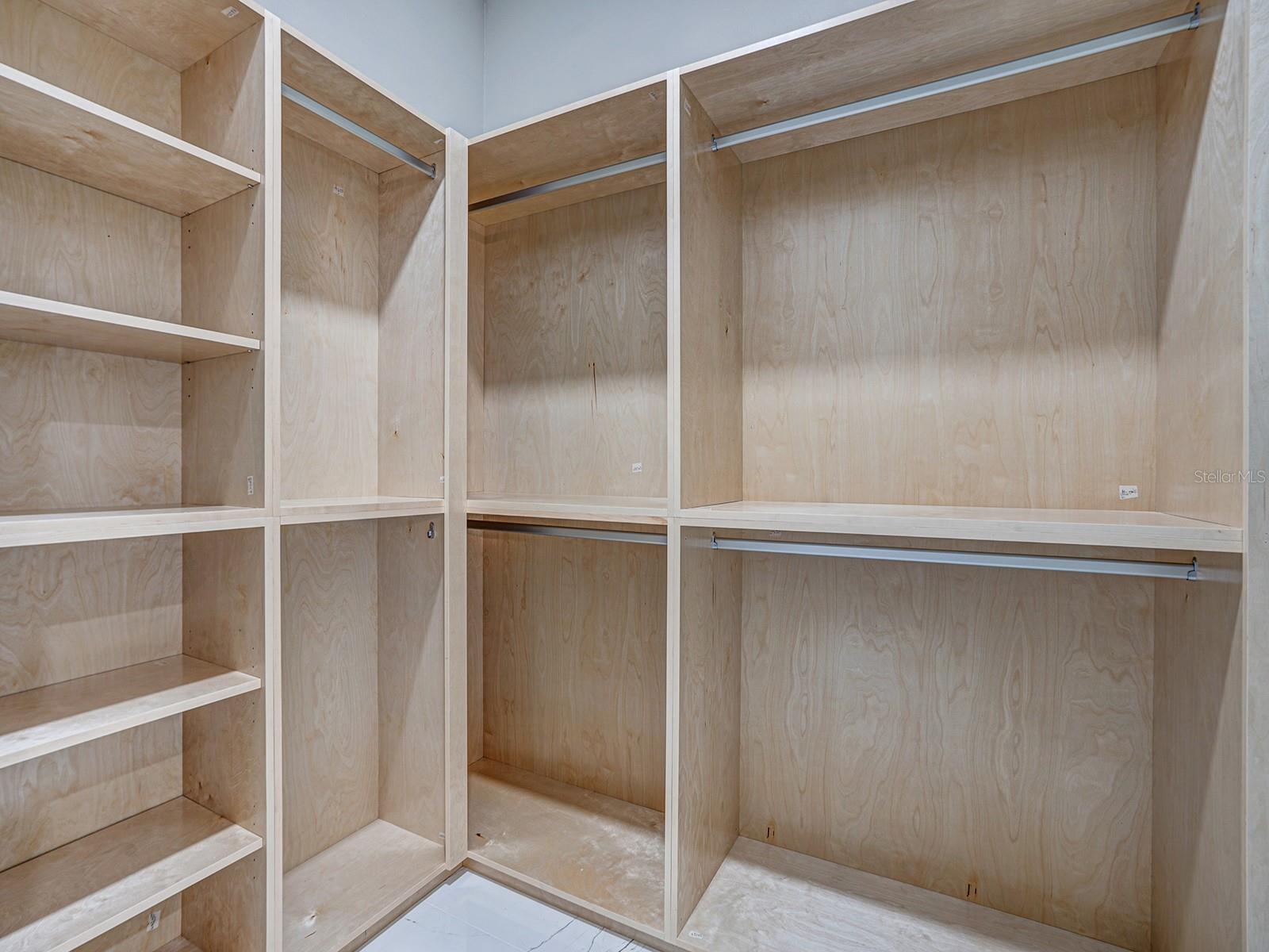 Image 32 of 52 For 108 Irwin Street E