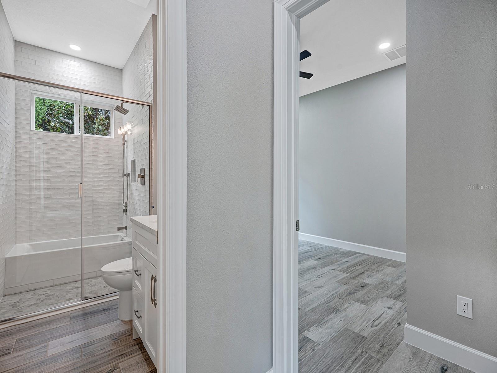 Image 37 of 52 For 108 Irwin Street E