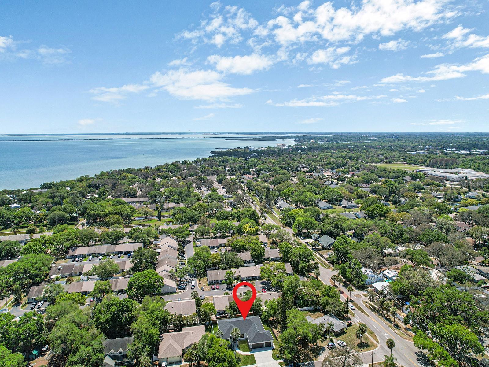 Image 4 of 52 For 108 Irwin Street E