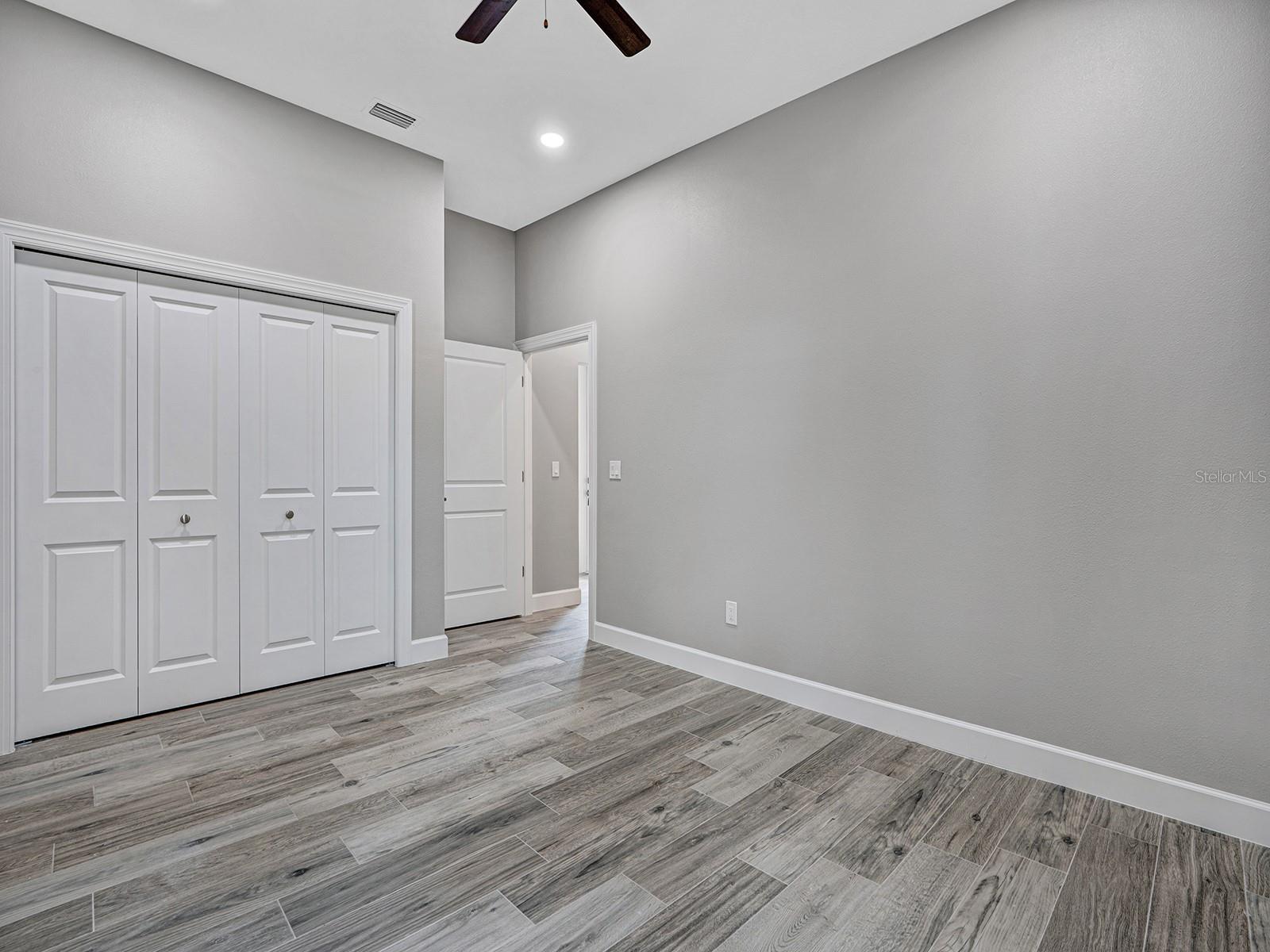 Image 40 of 52 For 108 Irwin Street E