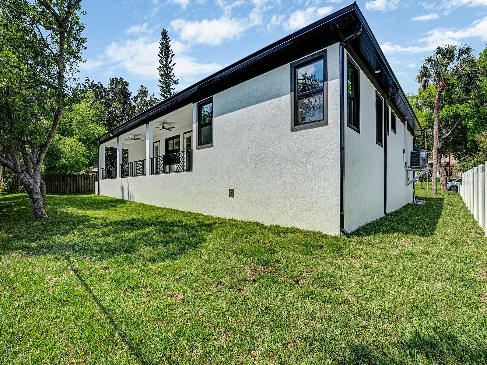 Image 49 of 52 For 108 Irwin Street E