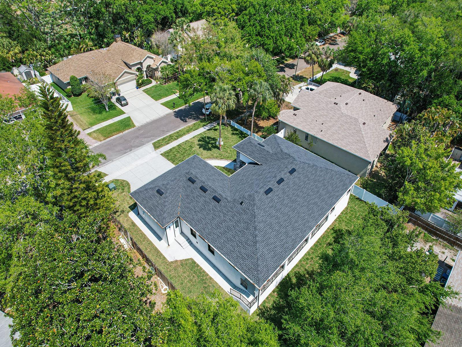 Image 5 of 52 For 108 Irwin Street E